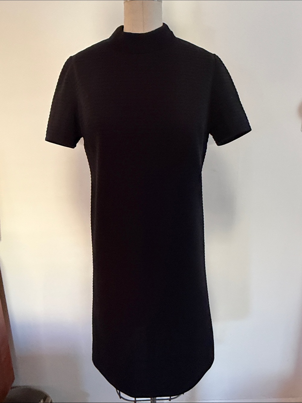Vintage Black Short-Sleeve Shift Dress - Classic Minimalist